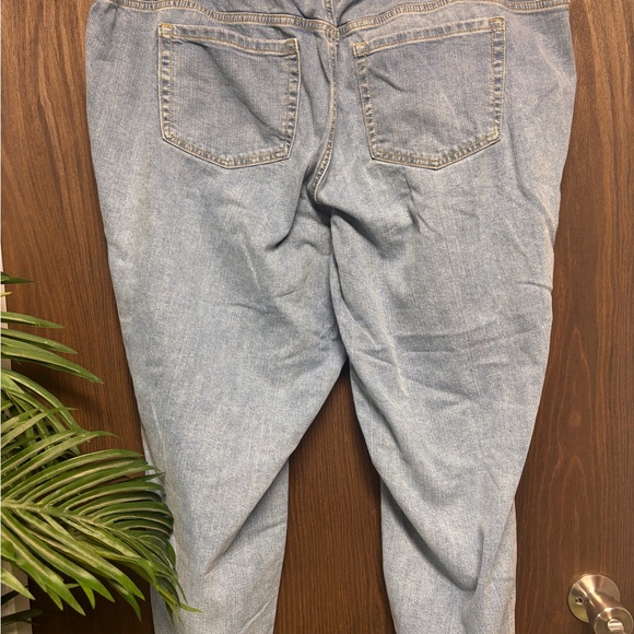 Torrid Crop Boyfriend Jeans Size Light Wash Distressed Raw Hem Vintage Stretch - Picture 4 of 10